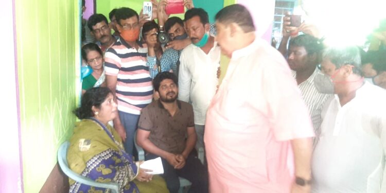 ‘খুনিরা যে দলেরই হোক ছাড়া পাবে না,৩ দিনের মধ্যে অ্যারেস্ট হবে’ : দলীয় নেতা খুনের বিষয়ে জানালেন অনুব্রত মণ্ডল