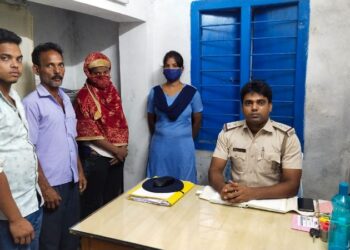 মানসিক প্রতিবন্ধী যুবতীকে উদ্ধার করে বাড়ি ফেরাল মিলকি ফাঁড়ির পুলিশ