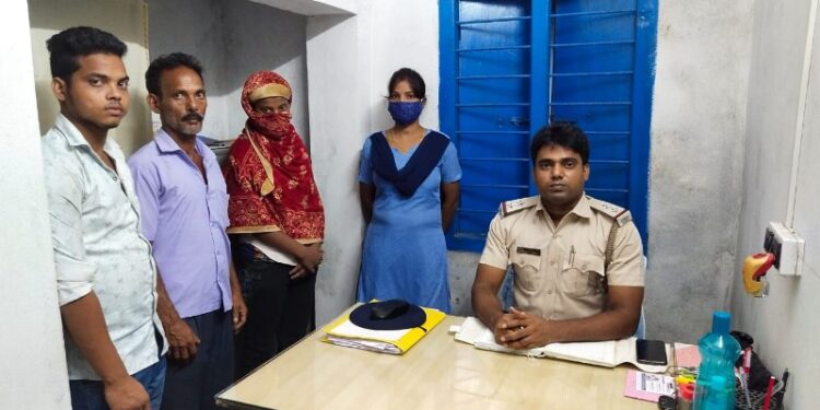 মানসিক প্রতিবন্ধী যুবতীকে উদ্ধার করে বাড়ি ফেরাল মিলকি ফাঁড়ির পুলিশ