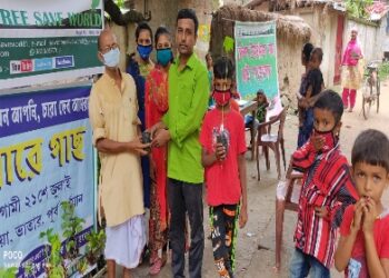 গাছের চারা বিলির মাধ্যমে ইদ উদযাপন ভাতারের পরিবেশপ্রেমী যুবকের, প্রাপকদের কাছে নিলেন গাছ বাঁচানোর প্রতিশ্রুতি