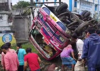 গরুকে বাঁচাতে গিয়ে উলটে পড়ল বাস, মৃত ১, জখম ১৬