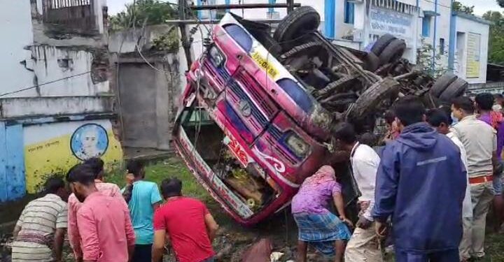 গরুকে বাঁচাতে গিয়ে উলটে পড়ল বাস, মৃত ১, জখম ১৬