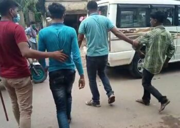 সিভিল ড্রেসে হানা দিয়ে ১০ মাস্কবিহীন পথচারীকে আটক  করল মঙ্গলকোট থানার পুলিশ