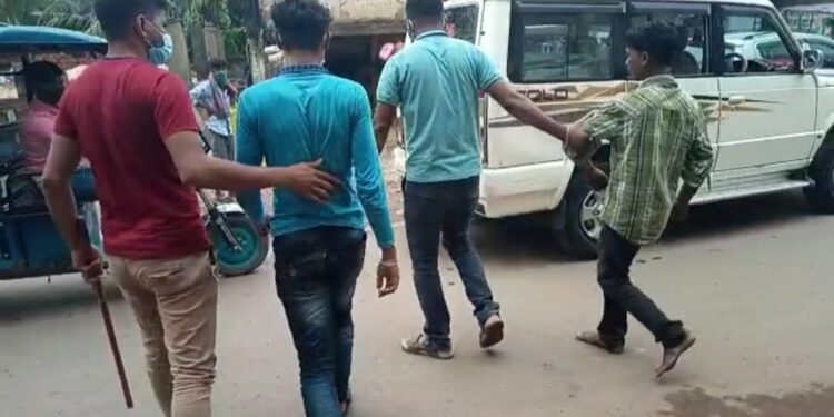 সিভিল ড্রেসে হানা দিয়ে ১০ মাস্কবিহীন পথচারীকে আটক করল মঙ্গলকোট থানার পুলিশ