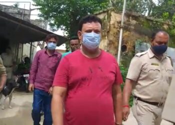 ‘ন্যাশনাল হিউম্যান রাইটস’ লেখা প্লেট লাগানো গাড়ি ব্যবহার, গ্রেফতার ৩