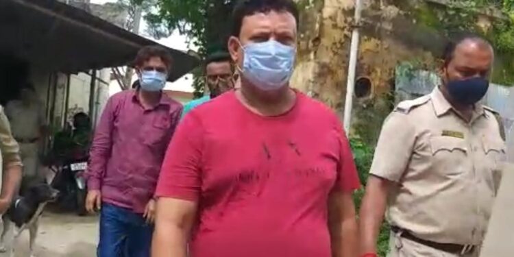 ‘ন্যাশনাল হিউম্যান রাইটস’ লেখা প্লেট লাগানো গাড়ি ব্যবহার, গ্রেফতার ৩