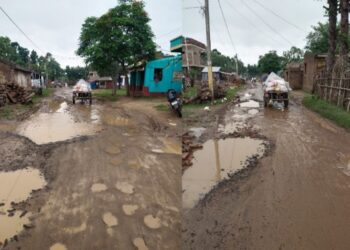 কেতুগ্রামের কোমড়পুর-চাকটা সড়কপথের ৫ কিমি বেহাল দশায় ক্ষোভ