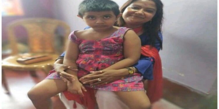 কাটোয়ায় ক্যান্সার আক্রান্ত শিশুকন্যার চিকিৎসার খরচ জোটাতে গিয়ে বিপাকে পরিবার, সাহায্যের জন্য সোশ্যাল মিডিয়ায় আবেদন স্বেচ্ছাসেবী সংস্থা ও প্রতিবেশীদের