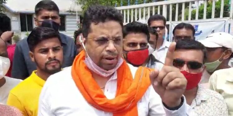 বাঁকুড়ায় দলীয় বিধায়কের উপর হামলার প্রতিবাদে সাংসদ সৌমিত্র খাঁর নেতৃত্বে থানা ঘেরাও বিজেপির