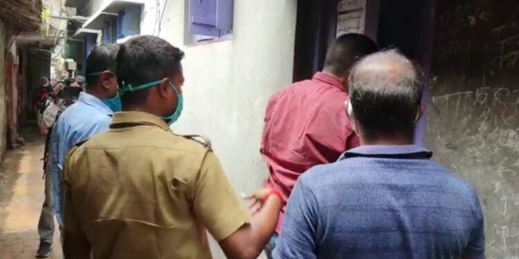 বাড়িতে ঢুকে লুটপাটের পর তরুনীকে গনধর্ষন করে চম্পট দিল দুষ্কৃতিদল