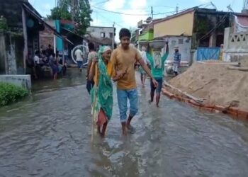 রাস্তায় জমে হাঁটুজল, নিকাশি নালা নিয়ে ক্ষোভ মালদার তুলসীহাটার বাসিন্দাদের