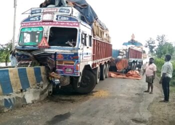 ভাতারে ক্যানেলের পুলে ধাক্কা ধান বোঝাই লরির, জখম ২