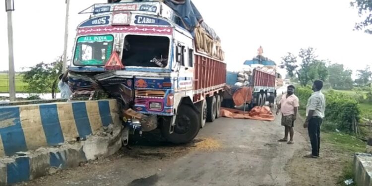 ভাতারে ক্যানেলের পুলে ধাক্কা ধান বোঝাই লরির, জখম ২