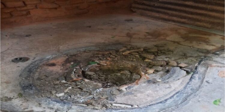 আউশগ্রামে আড়াই’শ বছরের প্রাচীন শিবলিঙ্গ চুরি