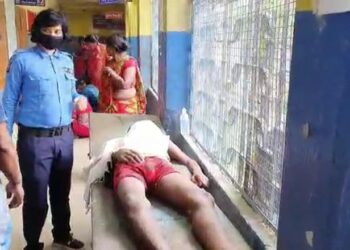 যুগলকে ঘনিষ্ঠ অবস্থায় দেখতে পেয়ে ধরে বিয়ে দিল গ্রামবাসী, পরিবার মানতে অস্বীকার করায় আত্মঘাতী যুবক