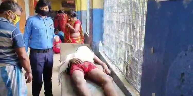 যুগলকে ঘনিষ্ঠ অবস্থায় দেখতে পেয়ে ধরে বিয়ে দিল গ্রামবাসী, পরিবার মানতে অস্বীকার করায় আত্মঘাতী যুবক