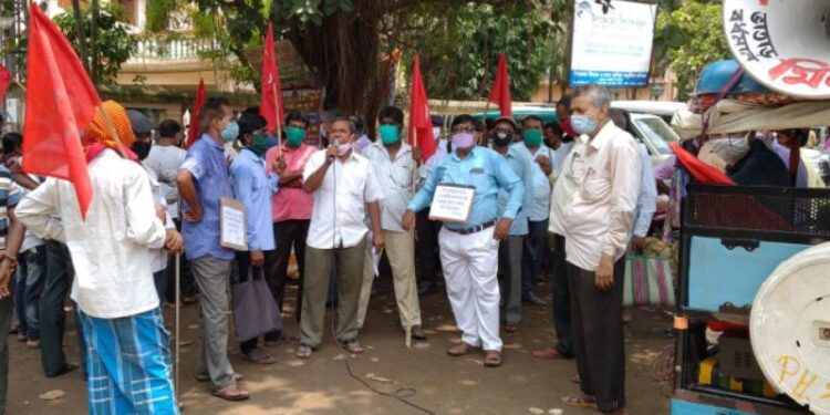 ভাতারে বিভিন্ন দাবিতে সিপিএমের শাখা সংগঠনগুলির অবস্থান বিক্ষোভ কর্মসূচি