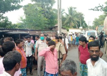 বজ্রপাতে বিকল বিদ্যুৎ ট্রান্সফরমার, মেরামতির দাবিতে পথ অবরোধ ভাতারে