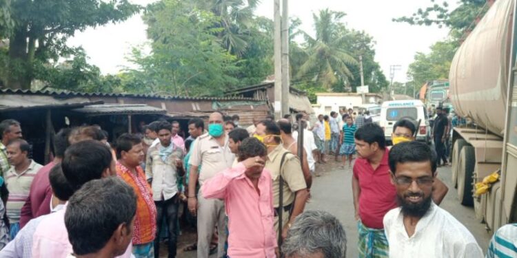 বজ্রপাতে বিকল বিদ্যুৎ ট্রান্সফরমার, মেরামতির দাবিতে পথ অবরোধ ভাতারে