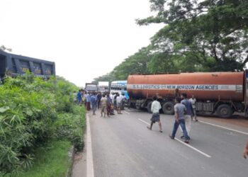 তেলের ট্যাঙ্কারকে বাঁচাতে গিয়ে দুর্ঘটনার কবলে যাত্রীবাহী সরকারী বাস