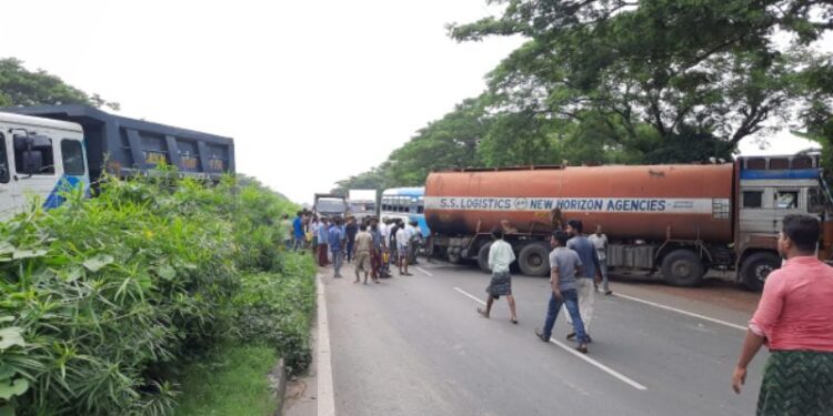 তেলের ট্যাঙ্কারকে বাঁচাতে গিয়ে দুর্ঘটনার কবলে যাত্রীবাহী সরকারী বাস
