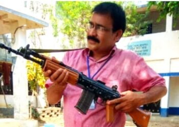 ‘ইনসাস রাইফেল’ হাতে ছবি তুলে  বিপাকে বর্ধমানের স্কুল শিক্ষক