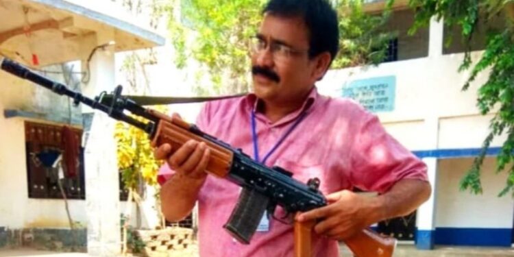 ‘ইনসাস রাইফেল’ হাতে ছবি তুলে বিপাকে বর্ধমানের স্কুল শিক্ষক