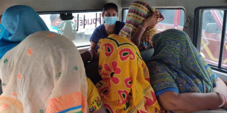 পূর্বস্থলীর বুড়োরাজের মন্দিরে শ্রদ্ধালুর সোনার হার ছিনতাই, গ্রেফতার ৬ মহিলা ও তাঁদের গাড়ির চালক