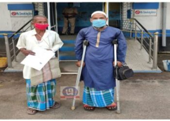 খণ্ডঘোষ থানার পুলিশ কর্তাদের ‘মনবতার’ দিশা দেখালেন ইব্রাহিম ও তারাপদ