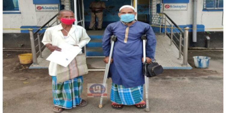 খণ্ডঘোষ থানার পুলিশ কর্তাদের ‘মনবতার’ দিশা দেখালেন ইব্রাহিম ও তারাপদ