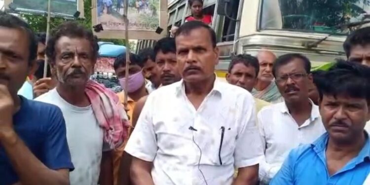 জলমগ্ন বিস্তীর্ণ এলাকার ধানজমি, নিকাশি ব্যাবস্থার দাবিতে পথ অবরোধ