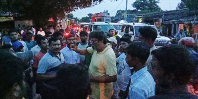 জামুড়িয়ার কেন্দা মোড়ে জাতীয় সড়কে ফের পথ দুর্ঘটনা, ট্রাফিক পুলিশের দাবিতে পথ অবরোধ