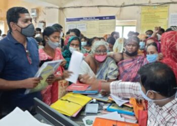 কাটোয়ায় রাষ্ট্রায়ত্ত ব্যাঙ্ক অনুমোদিত গ্রাহক পরিসেবা কেন্দ্রের বিরুদ্ধে টাকা আত্মসাতের অভিযোগ, বিক্ষোভ