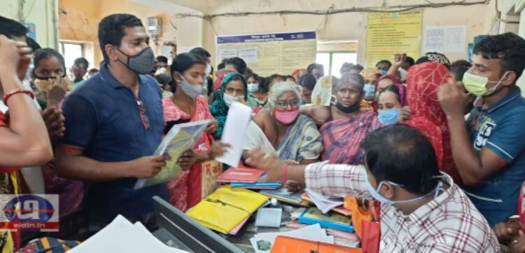 কাটোয়ায় রাষ্ট্রায়ত্ত ব্যাঙ্ক অনুমোদিত গ্রাহক পরিসেবা কেন্দ্রের বিরুদ্ধে টাকা আত্মসাতের অভিযোগ, বিক্ষোভ