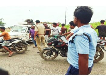 নিয়ন্ত্রন হারিয়ে চলন্ত বাইকের উপর উলটে পড়ল পিকআপ ভ্যান, মৃত বাইক চালক