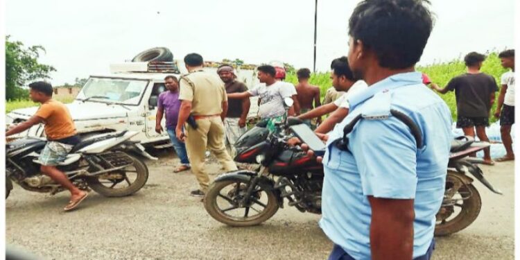 নিয়ন্ত্রন হারিয়ে চলন্ত বাইকের উপর উলটে পড়ল পিকআপ ভ্যান, মৃত বাইক চালক