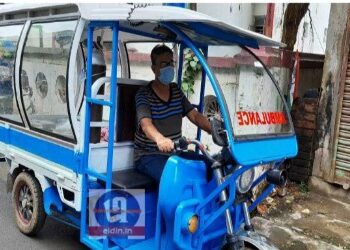কাটোয়া পুরসভাকে  ‘টোটো অ্যাম্বুলেন্স’ উপহার দিলেন ডেভিড মিঞা