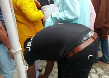 দলের কর্মীকে দিয়ে পায়ে জুতো পড়িয়ে বিতর্কে বর্ধমান দক্ষিনের তৃণমূল বিধায়ক