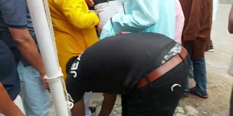 দলের কর্মীকে দিয়ে পায়ে জুতো পড়িয়ে বিতর্কে বর্ধমান দক্ষিনের তৃণমূল বিধায়ক