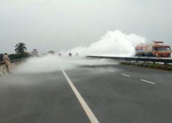 বর্ধমানে জাতীয় সড়কে ‘কার্বন ডাই অক্সাইড’ ভর্তি  ট্যাঙ্কারের ভালব বাস্ট করায় বিপত্তি