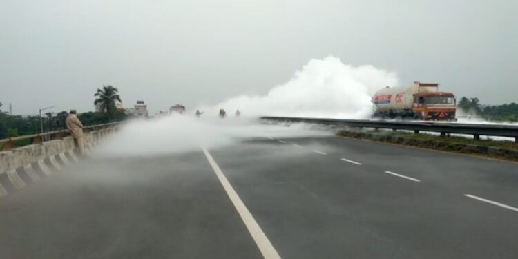 বর্ধমানে জাতীয় সড়কে ‘কার্বন ডাই অক্সাইড’ ভর্তি ট্যাঙ্কারের ভালব বাস্ট করায় বিপত্তি
