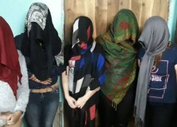 গলসির হোটেলে মধুচক্রের আসর থেকে গ্রেফতার ৪ যুবতী ২ যুবক