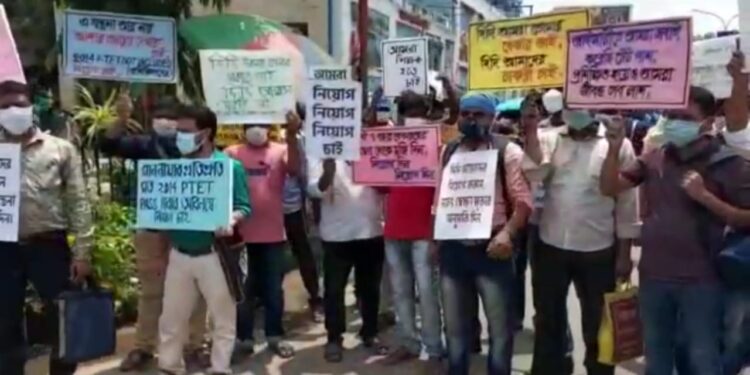 চাকরির দাবিতে আন্দোলনে নামলেন ২০১৪ সালের টেট উত্তীর্ণ ছাত্রছাত্রীরা
