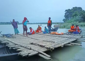 প্রতিশ্রুতি সত্ত্বেও হয়নি খড়ি নদীর উপর পাকা সেতু, মন্তেশ্বরের বেহাল শুটরাঘাট দিয়ে  ঝুঁকির পারাপার করতে বাধ্য হচ্ছেন সাধারন মানুষ