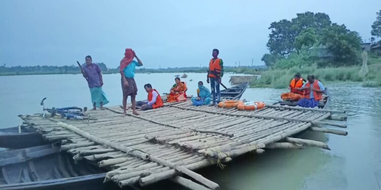 প্রতিশ্রুতি সত্ত্বেও হয়নি খড়ি নদীর উপর পাকা সেতু, মন্তেশ্বরের বেহাল শুটরাঘাট দিয়ে  ঝুঁকির পারাপার করতে বাধ্য হচ্ছেন সাধারন মানুষ