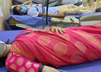 বাড়িতে রক্তদান শিবির করে ছেলের জন্মদিন উদযাপনে উদ্যোগী হলেন কাটোয়ায় গৃহবধু