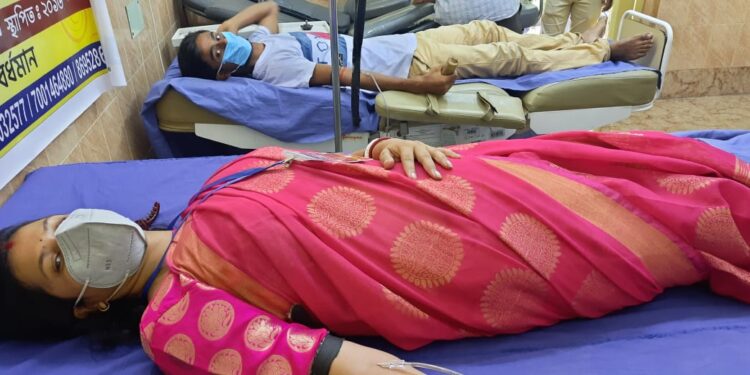 বাড়িতে রক্তদান শিবির করে ছেলের জন্মদিন উদযাপনে উদ্যোগী হলেন কাটোয়ায় গৃহবধু