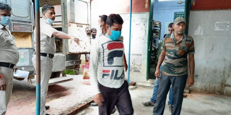 কাটোয়ায় নাবালিকাকে বিয়ে করে গ্রেফতার চাইল্ড লাইনের কর্মী