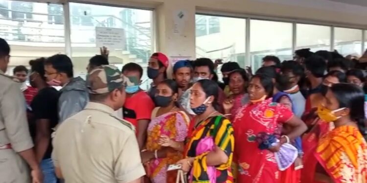 মেমারিতে কোভিড ভ্যাকসিনের লাইনে  ধাক্কাধাক্কিতে আহত সিভিক ভলেন্টিয়ারসহ ২