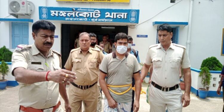 মঙ্গলকোটে নাকা চেকিংয়ের সময় পুলিশের হাতে ধৃত মাদক কারবারী, মাস্ক না পড়ায় গ্রেফতার ৬